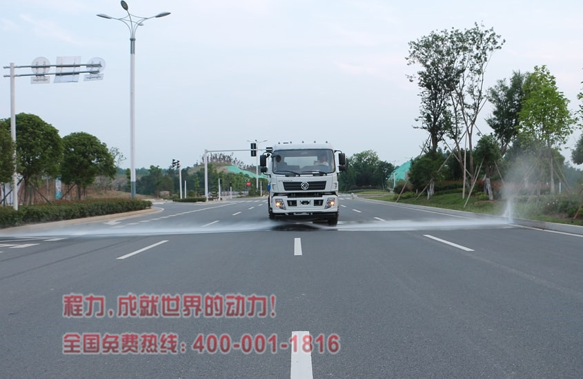 东风特商18吨洒水车前冲实拍图片.jpg