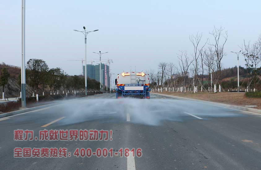 东风天龙20吨洒水车后洒图片.jpg