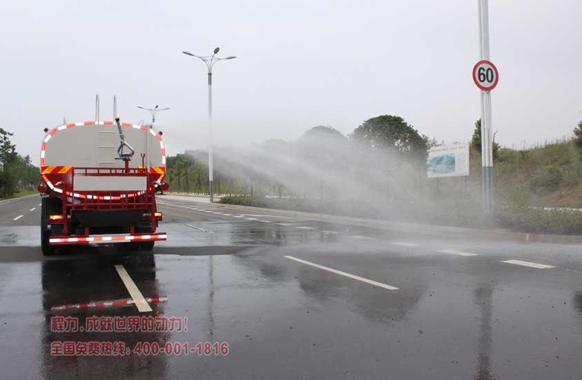 东风153  18吨洒水车高位花洒实拍图片.jpg