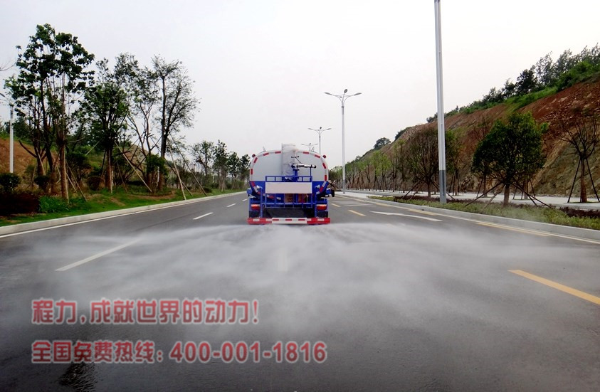 东风多利卡8吨洒水车后洒图片.jpg