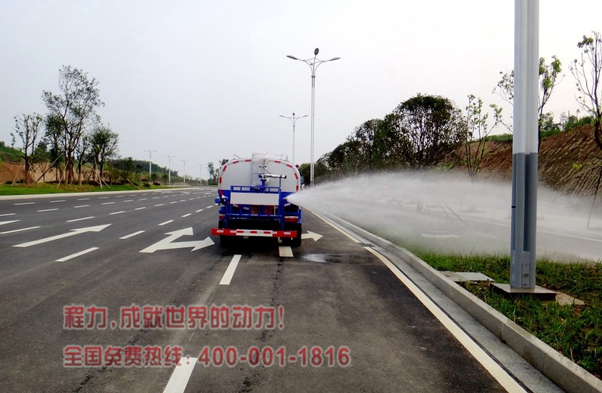 东风多利卡5吨洒水车侧喷图片.jpg