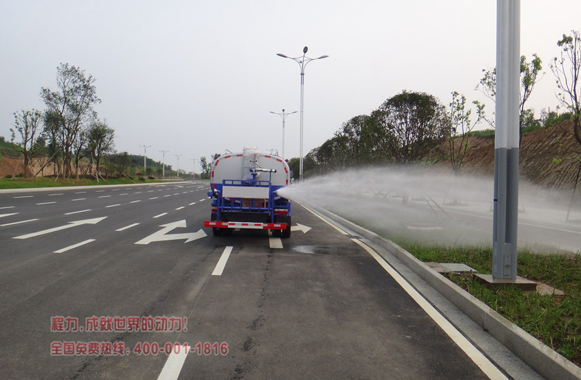 福田欧马可5吨洒水车侧喷图片.jpg