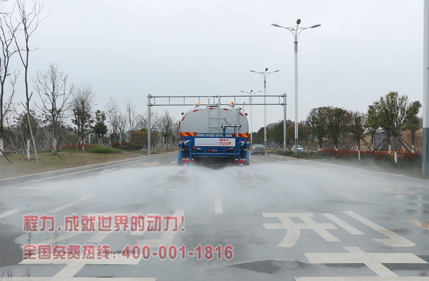 东风御虎11.5吨洒水车后洒图片.jpg