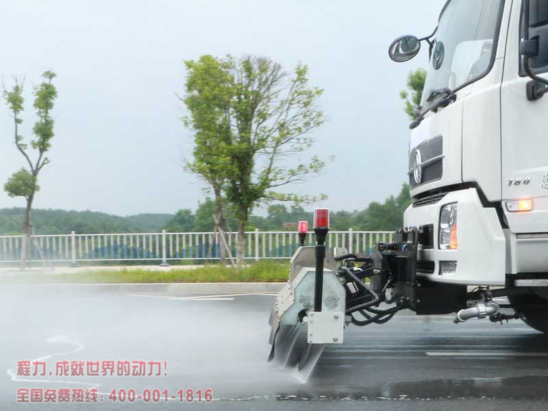 天锦路面高压清洗车前高压冲洗实拍
