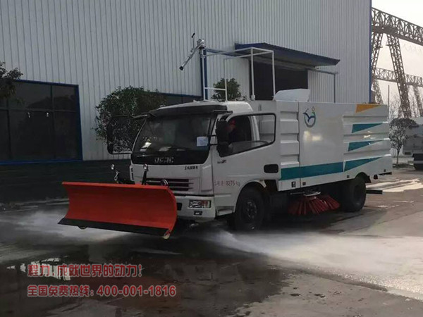 东风5吨扫路车加装前冲工作实拍